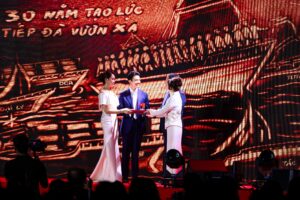 Ông Trần Văn Chen và Bà Nguyễn Thị Ngọc Phượng trao con dấu TPC cho thế hệ kế thừa