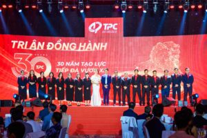 Ông Trần Thế Phong, Bà Đặng Thảo Vy và đội ngũ lãnh đạo, quản lý mới TPC tại Gala Tri Ân Đồng Hành