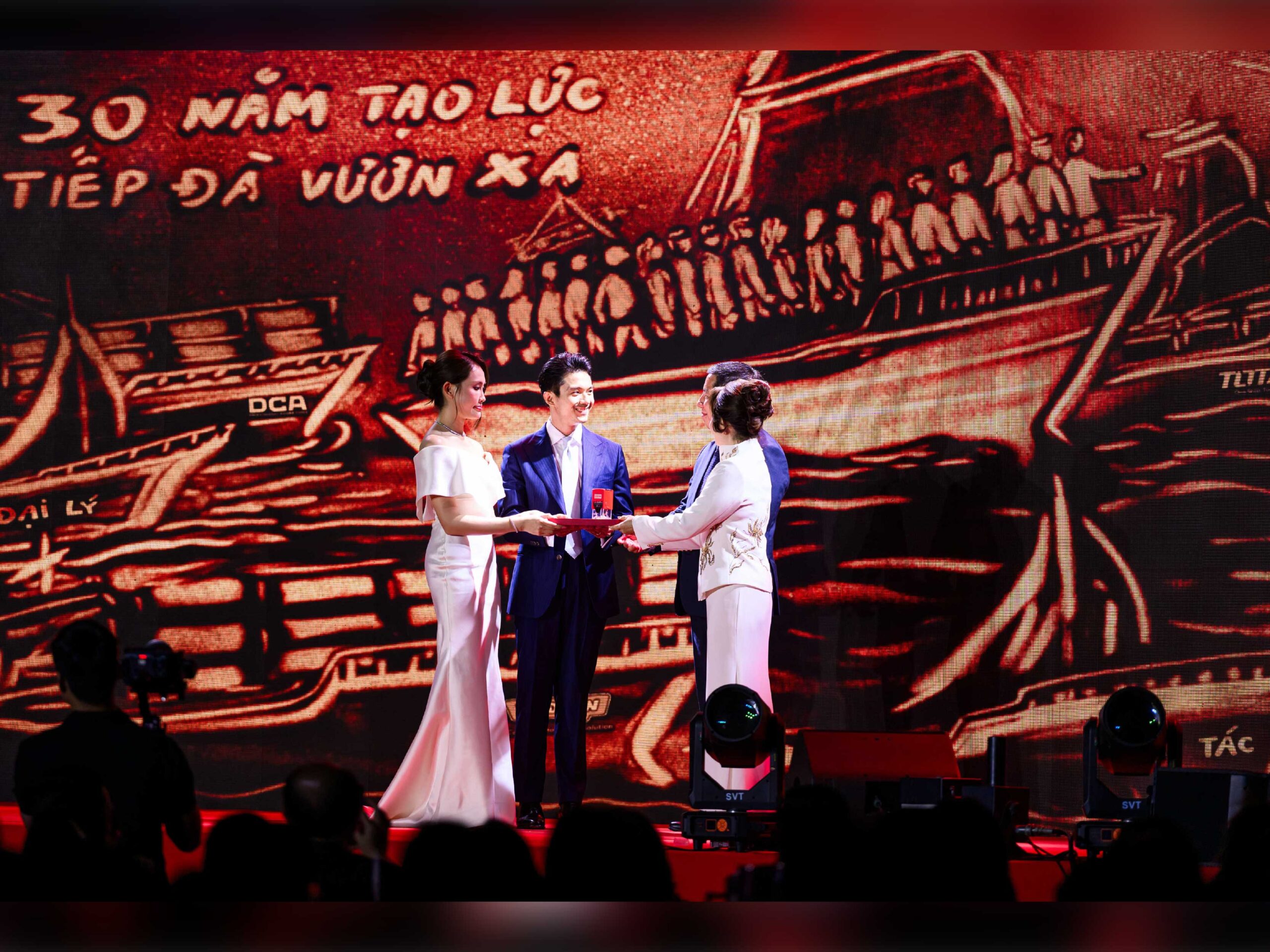 Nghi thức chuyển giao tại Gala Tri Ân Đồng Hành: Khoảnh khắc tiếp nối giữa hai thế hệ TPC